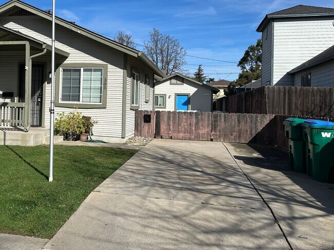 Building Photo - Beautiful 2 bedroom/2 bathroom Available soon!