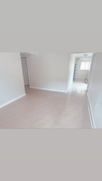 Building Photo - 1044 SW 28th Ave