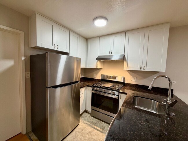 Interior Photo - 475 Alcatraz Ave