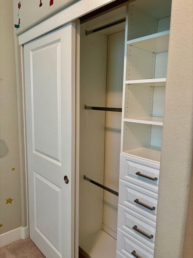 Building Photo - Must see beautiful and large Townhome in Dublin- Close to Everything!