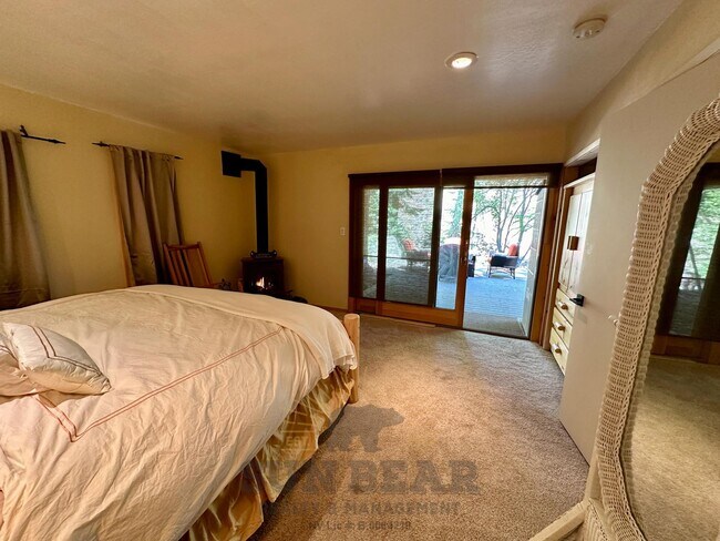 Building Photo - Beautiful Home on the Creek!