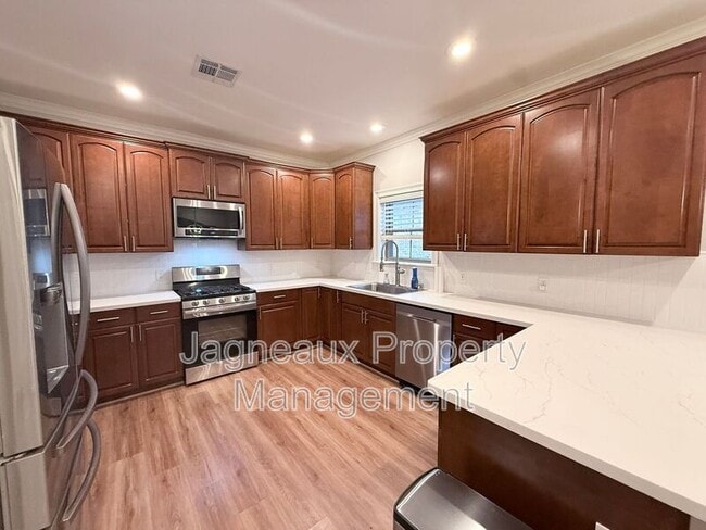 Building Photo - 2137 La Cache Dr