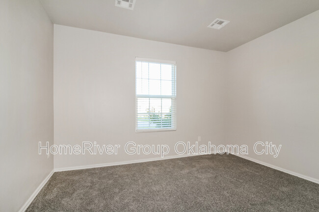 Building Photo - 2025 Bosc Dr