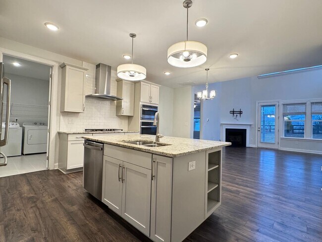 Building Photo - 3 Bedroom End unit Townhome - Master Down