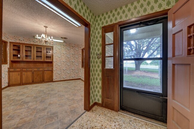 Building Photo - 915 Farmers Rd