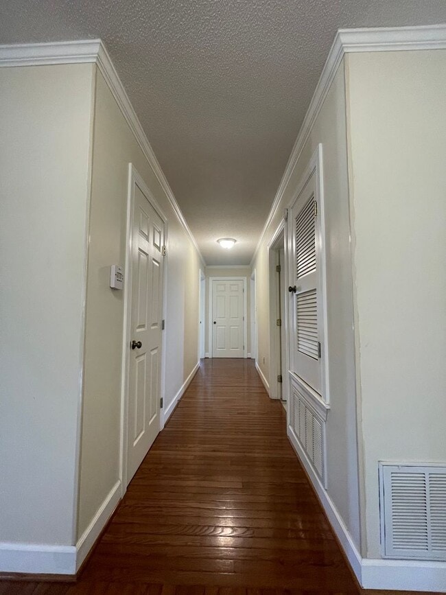 Building Photo - Spacious country home for lease