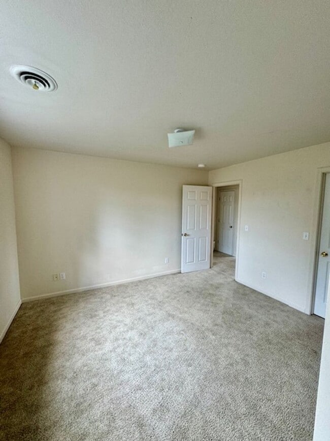 Building Photo - 3 Bedroom, 2 Bathroom 4-Plex