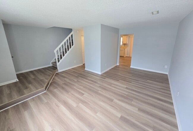 Building Photo - GORGEOUS TOWNHOME IN VIRGINIA BEACH