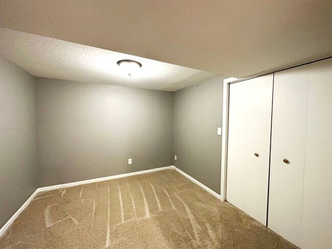 Building Photo - ESTABLISHED NEIGHBORHOOD!!  4 Bedroom, 2 Bath Home in Ankeny