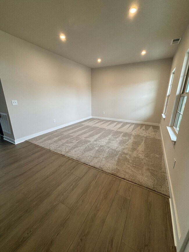 Building Photo - Luxury- New Construction