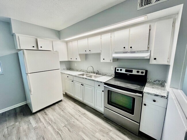 Building Photo - 927 N Iowa Ave