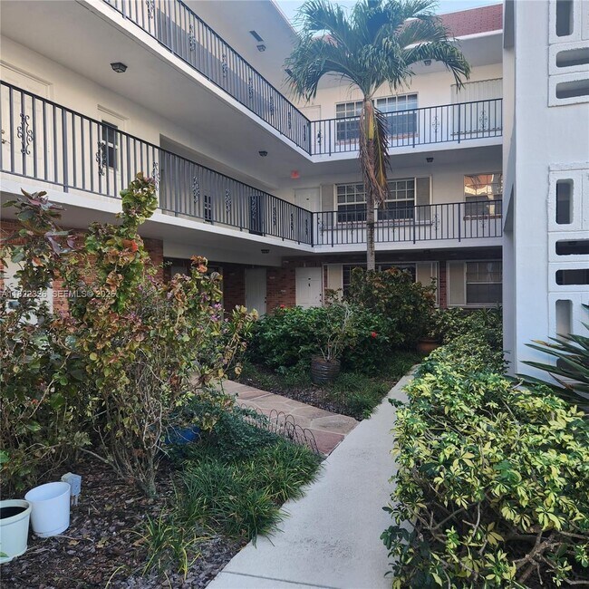 Building Photo - 2424 NE 9th St