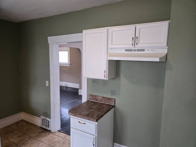 Building Photo - Charming 4-Bedroom Property in Prime Location