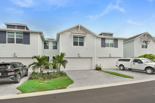 Building Photo - 5766 SE Edgewater Cir