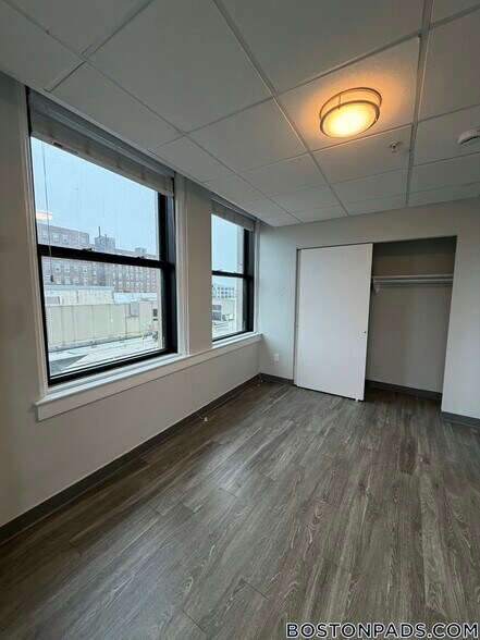 Building Photo - 507 Main St