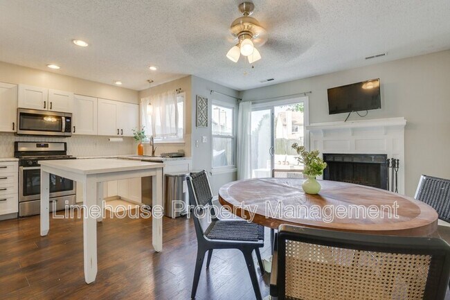 Building Photo - 749 Quesnel Dr