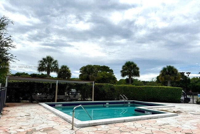 Building Photo - 210 Lakeview Dr