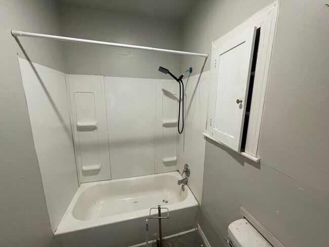 Building Photo - 5 bedroom, 2 bath
