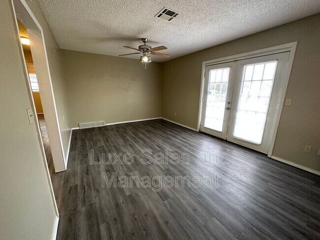 Building Photo - 621 Lotus Ave