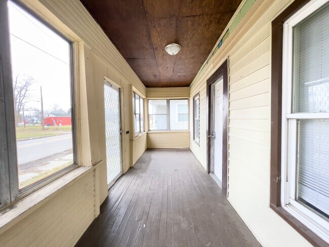 Building Photo - 722 S Hackley St
