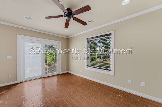 Building Photo - 911 Eicher Ave