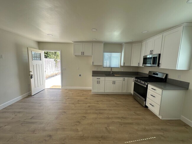 Building Photo - Newly Built Modern 1 Bed / 1 Bath Unit for...