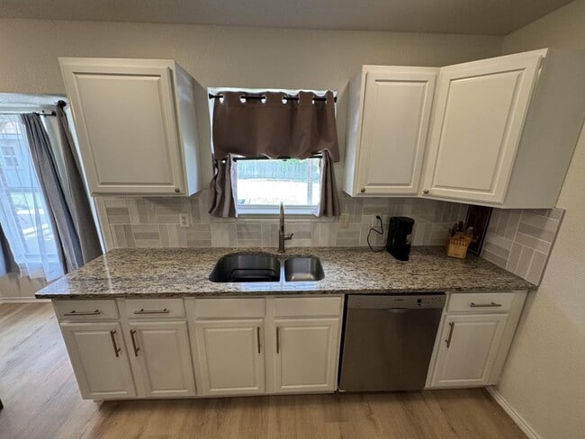 Building Photo - 806 James Loop