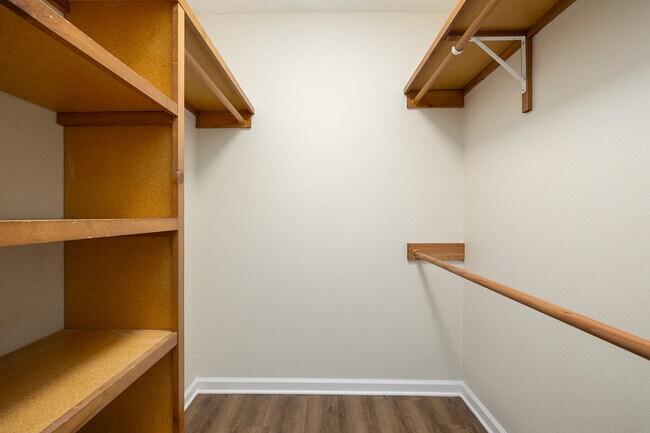 Building Photo - 647 S Meteor Ave