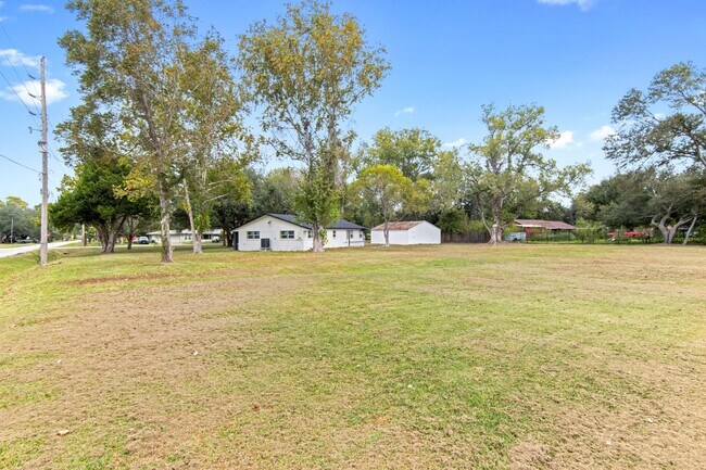 Building Photo - 15529 Pine St