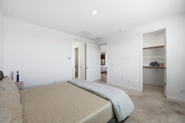 Building Photo - 2053 W Sienna Bouquet Pl