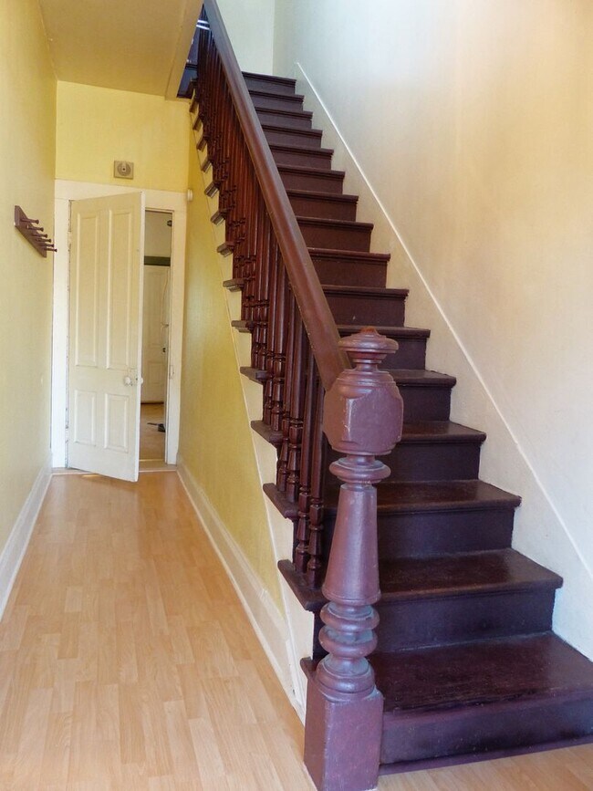 Building Photo - ***PENDING APPLICATIONS***3 Bedroom, 1 Bat...