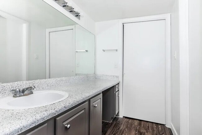 Building Photo - 4400 Memorial Dr