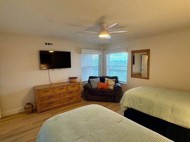 Building Photo - Direct Oceanfront 2/2 Condo in Stuart!