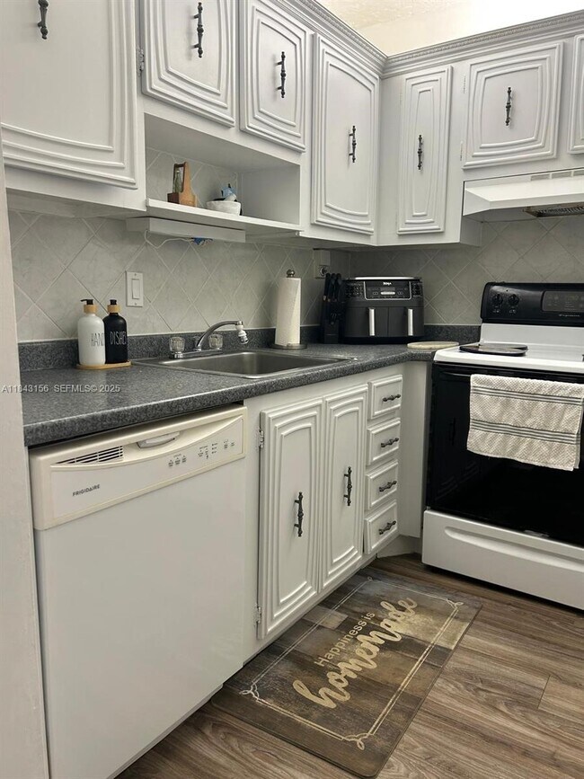 Building Photo - 2851 Somerset Dr