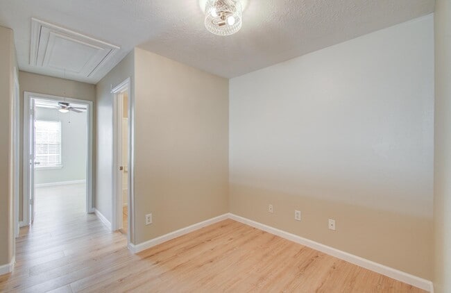 Building Photo - 17230 Oakwood Chase Dr