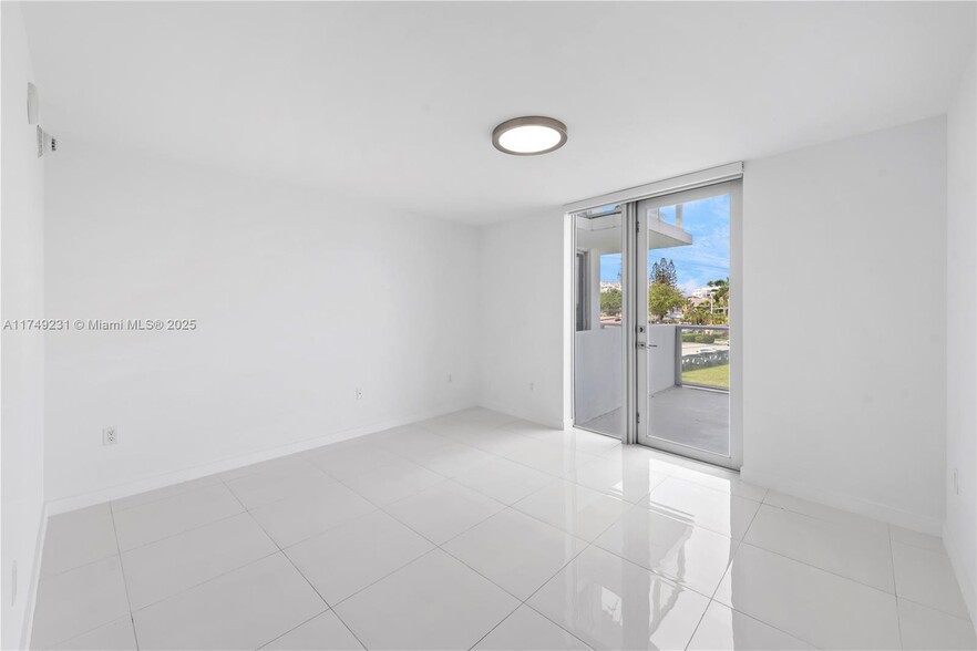Building Photo - 9901 E Bay Harbor Dr