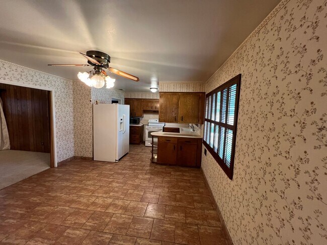 Building Photo - 723 S California St