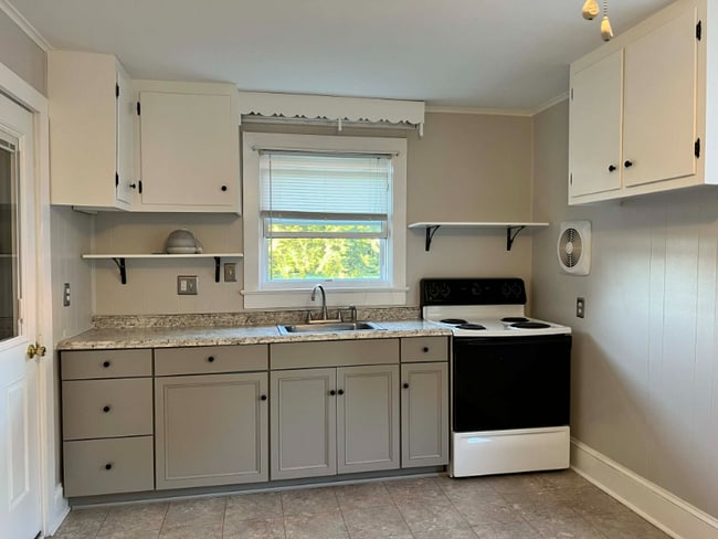 Building Photo - 215 Willow Ave