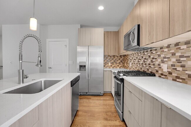 Building Photo - $3,300.00 - 2 Bedroom, 2.5 Bathroom, Rooft...