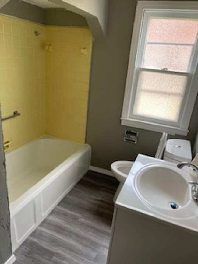 Building Photo - 3 bed 1 bath bungelow in Harper Woods with attached garage and basement