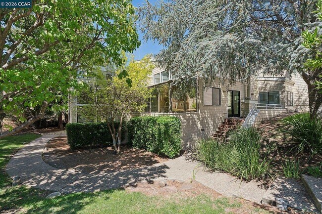 Building Photo - 660 La Casa Via