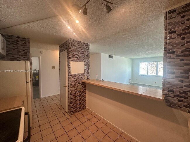 Building Photo - 14820 Naranja Lakes Blvd