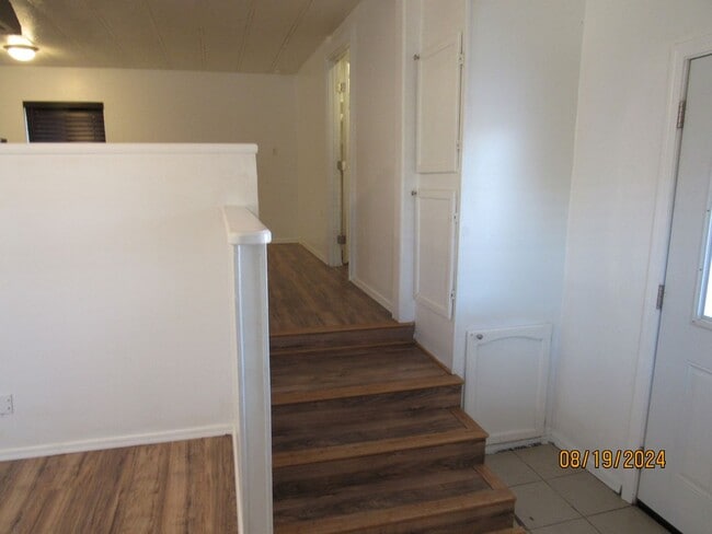 Building Photo - Cozy 2 Bedroom