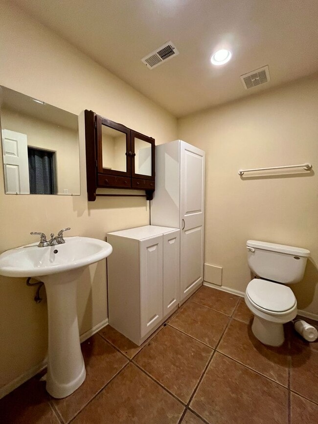 Building Photo - Adorable 3 story, 3BR/3.5BA Townhome w/ detached garage!