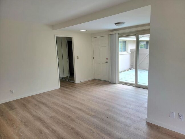Building Photo - Single level, Cottage Style, unit at Encin...