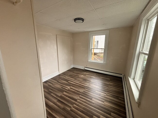 Building Photo - No more commute!  Walk to BIW and Downtown Bath – Renovated 3BR Apartment with Parking!