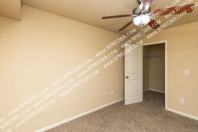 Building Photo - 9155 Coneflower Dr