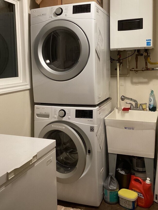 Building Photo - Spacious 3–4 Bedroom Rambler with Private Studio & Mount Baker Views