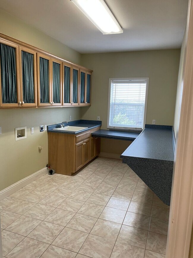 Building Photo - Luxury Living in The Knolls