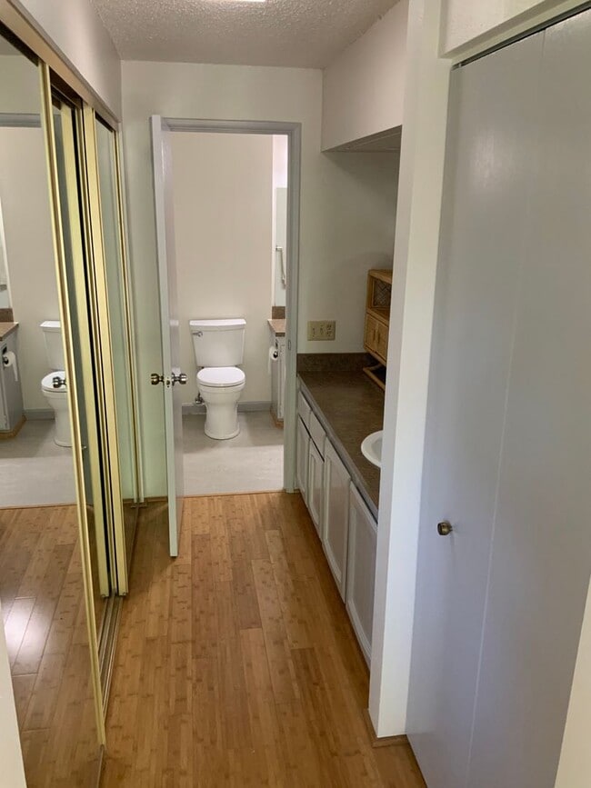 Building Photo - 2 Bedroom Condo on Country Club Road